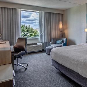 King Room Adapted Tub Mobility Accessible